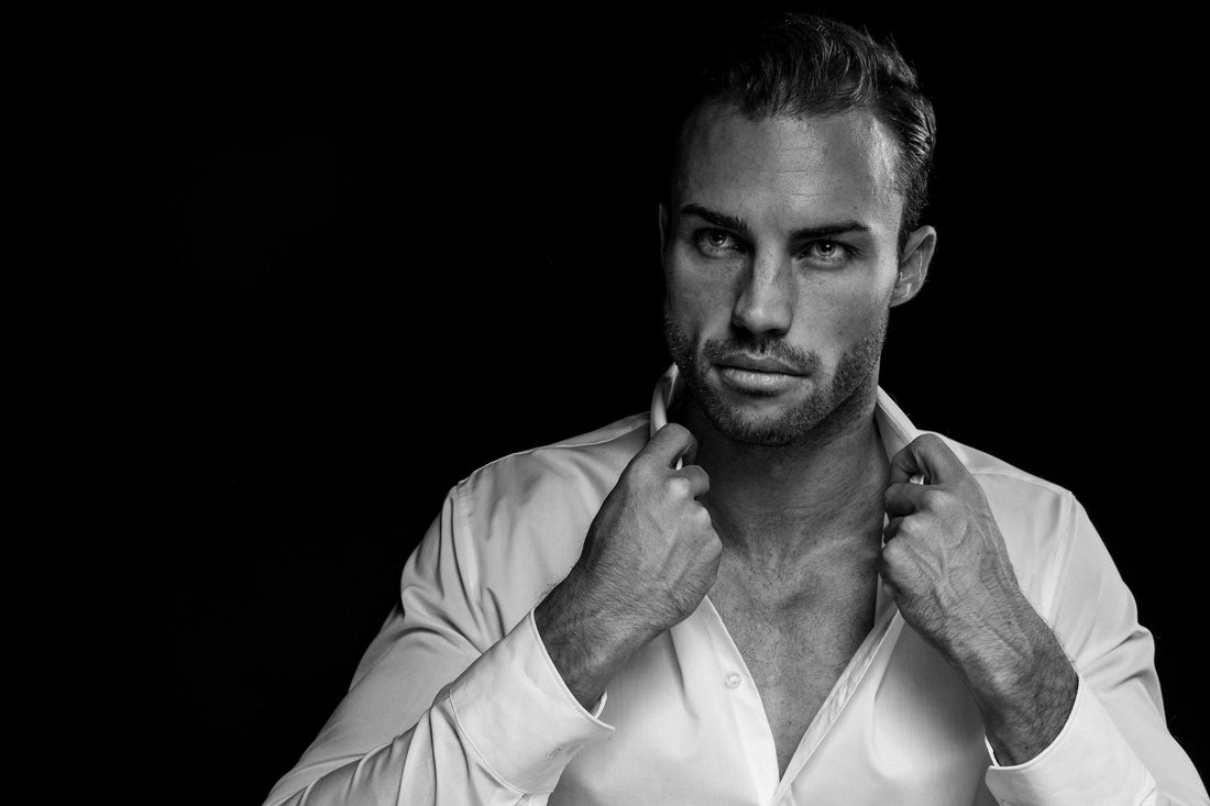 Warum ein Deep V-Neck Unterhemd einen Mann gut aussehen lässt